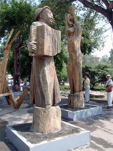 Monumental Sculpture - "Two Musicians" by Dumitru Verdianu
