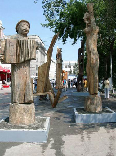 "Two musicians" by the sculptor Dumitru Verdianu